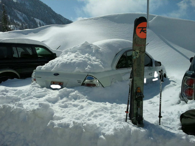 05_snowbird_diggingoutmycar_110307.jpg